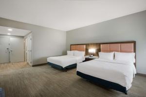 Postel nebo postele na pokoji v ubytování Hampton Inn Linden + 29 fotografií
