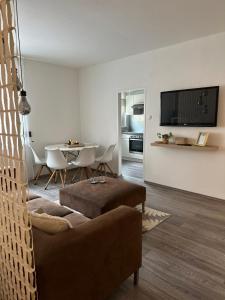 uma sala de estar com um sofá e uma mesa em Appartement Elena em Linz