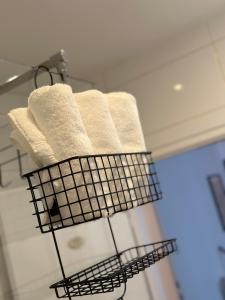wieszak na ręczniki z ręcznikami w łazience w obiekcie Appartement Elena w Linzu
