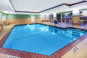 een groot zwembad in een hotelkamer bij Hampton Inn Miami, Oklahoma in Miami