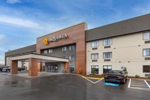 a car parked in a parking lot in front of a hotel at La Quinta by Wyndham Nashville Airport in Nashville