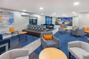 Uma área de estar em La Quinta by Wyndham Nashville Airport