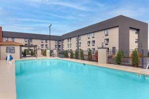 a large swimming pool in front of a building at La Quinta by Wyndham Nashville Airport in Nashville