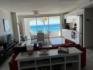 uma sala de estar com vista para o oceano em Arena Beach em Estepona
