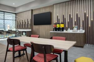 Home2 Suites By Hilton Cullman的电视和/或娱乐中心