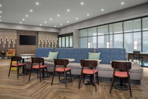 Home2 Suites By Hilton Cullman的电视和/或娱乐中心