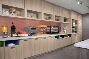 Home2 Suites By Hilton Cullman的厨房或小厨房