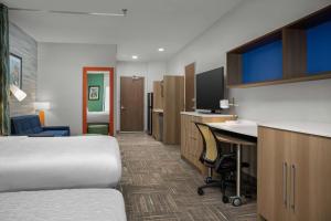 Home2 Suites By Hilton Cullman客房内的一张或多张床位