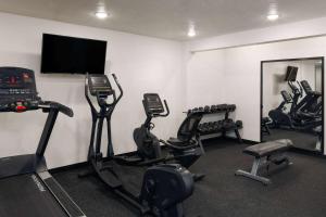 Fitness centrum a/nebo fitness zařízení v ubytování Wingate by Wyndham Cedar City + 37 fotografií