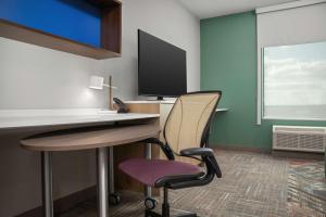 Home2 Suites By Hilton Cullman的电视和/或娱乐中心