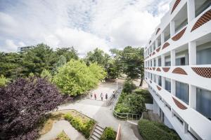 una vista aérea de un edificio con gente caminando por un patio en Villages Clubs du Soleil - LA BAULE, en La Baule