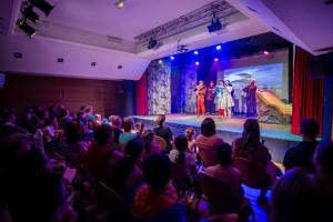 una audiencia viendo una presentación en un teatro en Villages Clubs du Soleil - LA BAULE, en La Baule