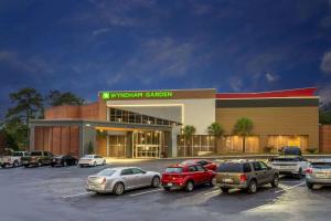 un centro comercial con coches estacionados en un estacionamiento en Wyndham Garden Columbia-Ft Jackson, en Columbia