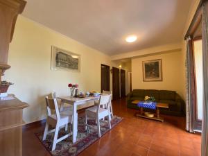 een woonkamer met een tafel en een bank bij Casa Bellavista in Lugano