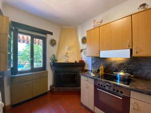 een keuken met houten kasten en een fornuis met oven bij Casa Bellavista in Lugano