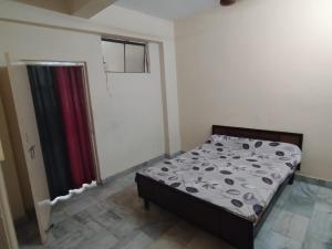 a bedroom with a bed and a window in it at Spacious Flat - Centrally Located in Hyderabad