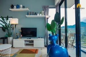 een blauwe vaas in een woonkamer met een tv bij The Houz@Midhill Genting Highlands (Free Wi-Fi) in Genting Highlands