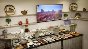 een vitrine met veel verschillende soorten voedsel bij Hotel Shosh Boutique in Tasjkent