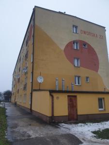 ein Gebäude mit einem großen Gemälde auf der Seite in der Unterkunft Noclegi nad Morzem u Kasi Studio in Danzig
