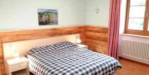 1 dormitorio con 1 cama y 2 mesitas de noche en Casa BlueSky - Val di Sole in Trentino, en Croviana