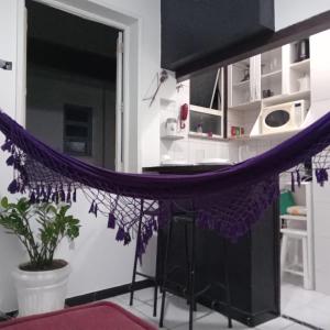 hamaca púrpura en una habitación con cocina en Apartamento Barão da Torre, en Río de Janeiro