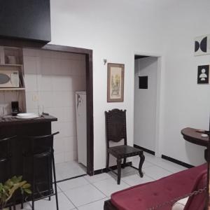 Apartamento Barão da Torre في ريو دي جانيرو: مطبخ مع كرسي وثلاجة في الغرفة