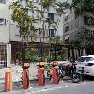 una fila de motocicletas estacionadas frente a un edificio en Apartamento Barão da Torre, en Río de Janeiro