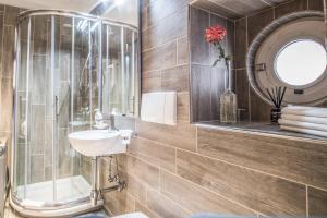 A bathroom at Amore Rentals - Appartamento Caruso