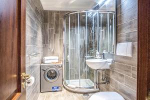 A bathroom at Amore Rentals - Appartamento Caruso