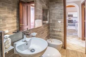 A bathroom at Amore Rentals - Appartamento Caruso