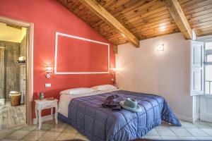 A bed or beds in a room at Amore Rentals - Appartamento Caruso
