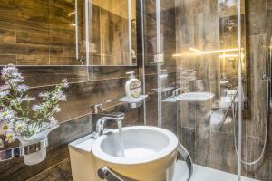 A bathroom at Amore Rentals - Appartamento Caruso
