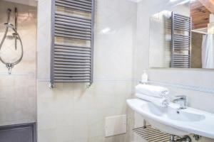 A bathroom at Amore Rentals - Appartamento Caruso
