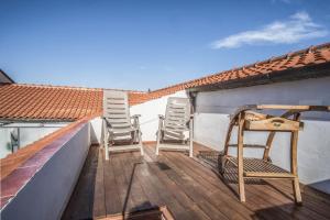 balcone con sedie e tavolo sul tetto di Amore Rentals - Appartamento Caruso a Sorrento