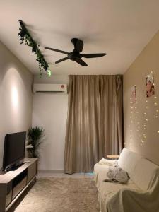 Tranquil Retreats في كوالالمبور: غرفة معيشة مع مروحة سقف وأريكة