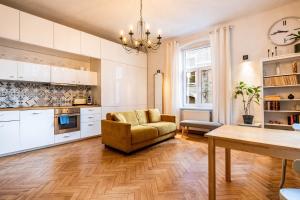 uma sala de estar com um sofá e uma mesa em Historical Wine Apartment em Bratislava