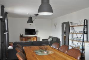 a living room with a table and a couch at Fewo Löwenherz in Seeboden