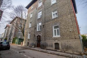 un viejo edificio de ladrillo con graffiti a un lado en Historical Wine Apartment en Bratislava