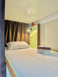 um quarto com uma cama com duas caixas em The Continental Hostel El Nido em El Nido