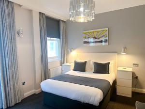 Postel nebo postele na pokoji v ubytování Legends Hotel