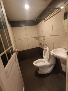 een badkamer met een toilet en een wastafel bij sahara suites in Cochin