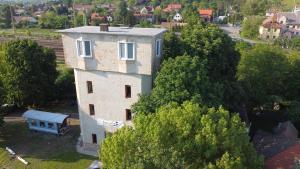 una vista aérea de un edificio con árboles y casas en ToronySzoba, en Szob