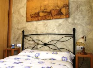 Giường trong phòng chung tại Apartamentos Rurales La Fuente