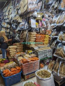 コタキナバルにあるThe Shore Kota Kinabalu with M2M2の様々な種類の食品が多く並ぶ市場