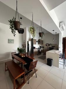 Il comprend une cuisine et un salon avec une table et des chaises. dans l'établissement Charming Zen-style Beach apartment at Punta Caelo, à San Carlos