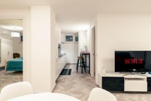 a living room with a tv and white walls at Appartamento Confort 5 minuti dalla Stazione e 45 da Roma in Monticchio