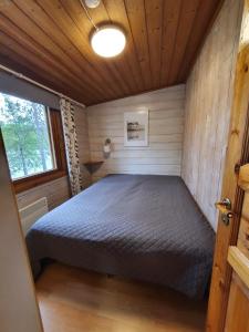索特的住宿－Rantamökki 28，小屋内的小卧室,配有床铺