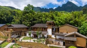 張家界市にあるDayong Antique Feature Resortの山を背景にした村像