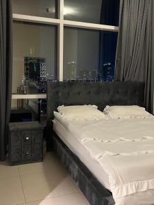 Spacious Apartment in Dubai Downtown tesisinde bir odada yatak veya yataklar