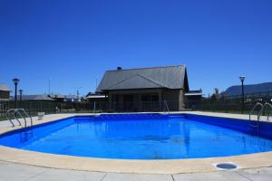 普孔的住宿－Casa Pucon，一座蓝色的大型游泳池,其建筑背景为: